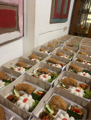 Proses pengemasan nasi box